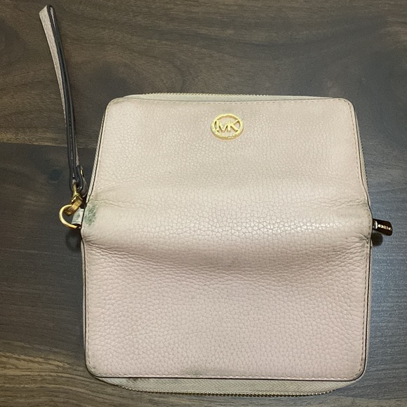 Light pink Michael Kors wallet zip close w wrist strap - Picture 3 of 4
